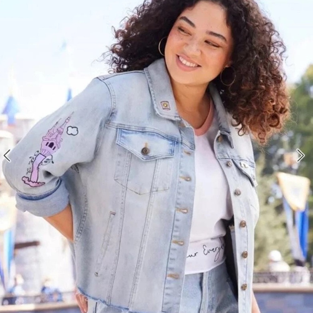Disney Women’s Denim Jacket Medium Light Wash Character Patch